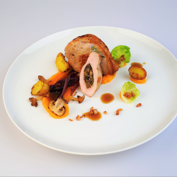 Obrázek z Vepřové karé nadívané houbovou směsí, dýňové pyré, restovaná zelenina, pivní omáčka  a křupavé škvarečky